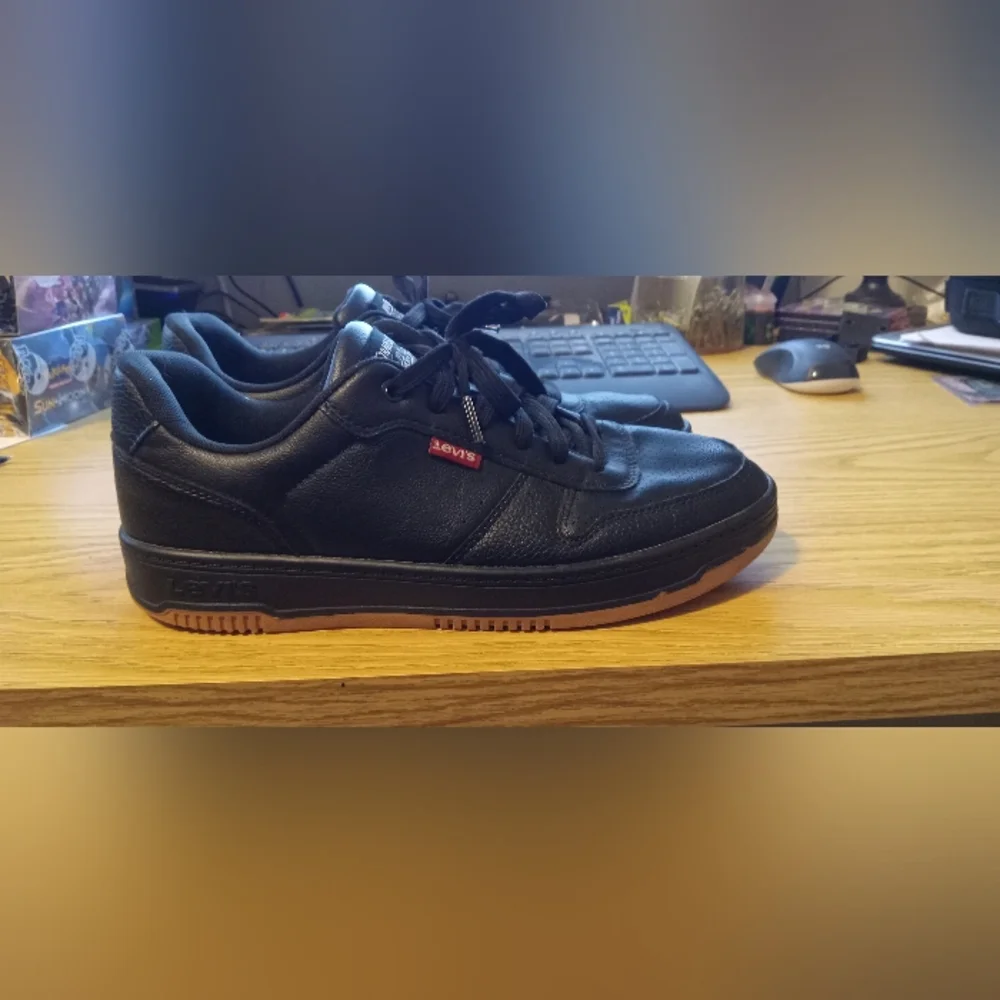 Levi's Black Leather Low-Top Sneakers with Gum Soles Mens Size 8.5 - Picture 2 of 6